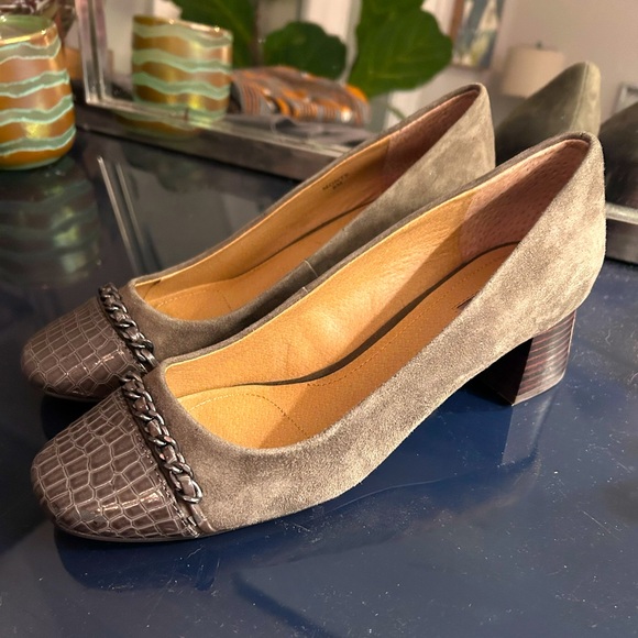 NWOT Tahari Ta-Monte low block heel size 8 olive green/grey brown - Picture 1 of 7